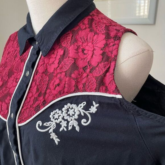 Shyanne Cold Shoulder Western Snap Front Cowgirl Shirt Black Red Lace Embroidere - Picture 3 of 9